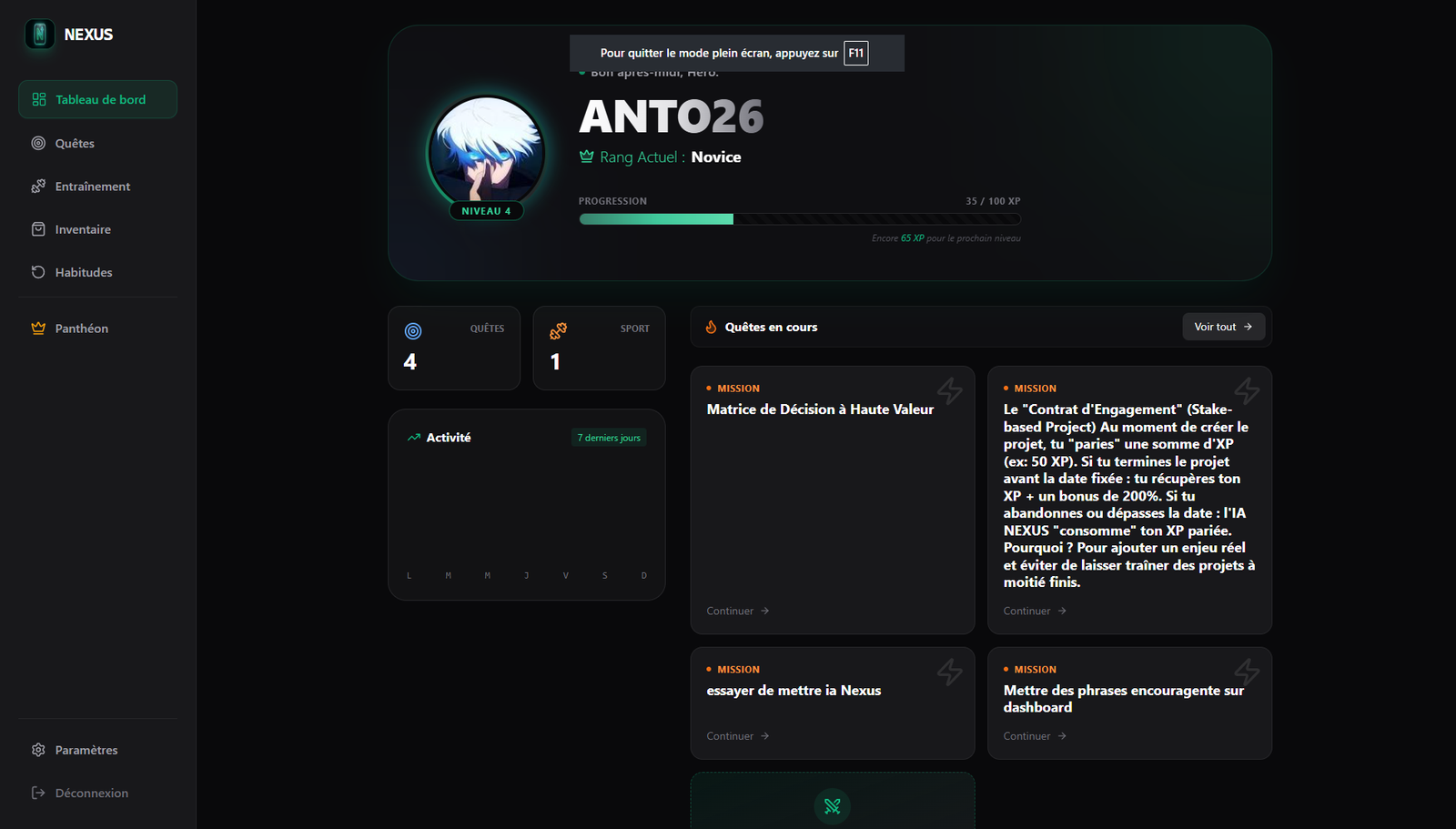 Vue principale du tableau de bord affichant les statistiques de progression (XP), le niveau du joueur et la liste des quêtes actives dans une interface sombre et futuriste.